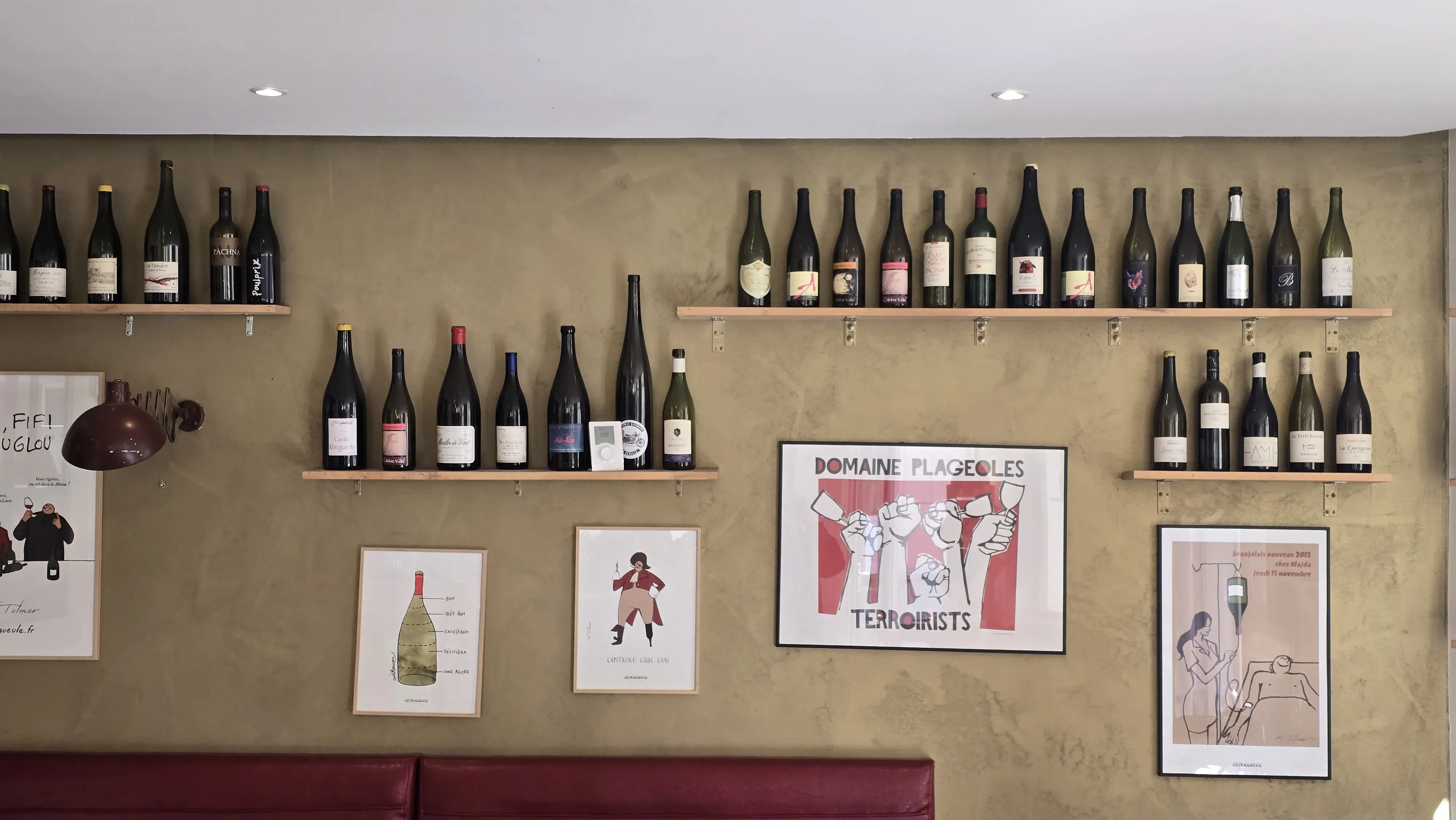 Cave à vins naturels du restaurant Terroirs à Nancy, rangées de bouteilles dans une cave voûtée