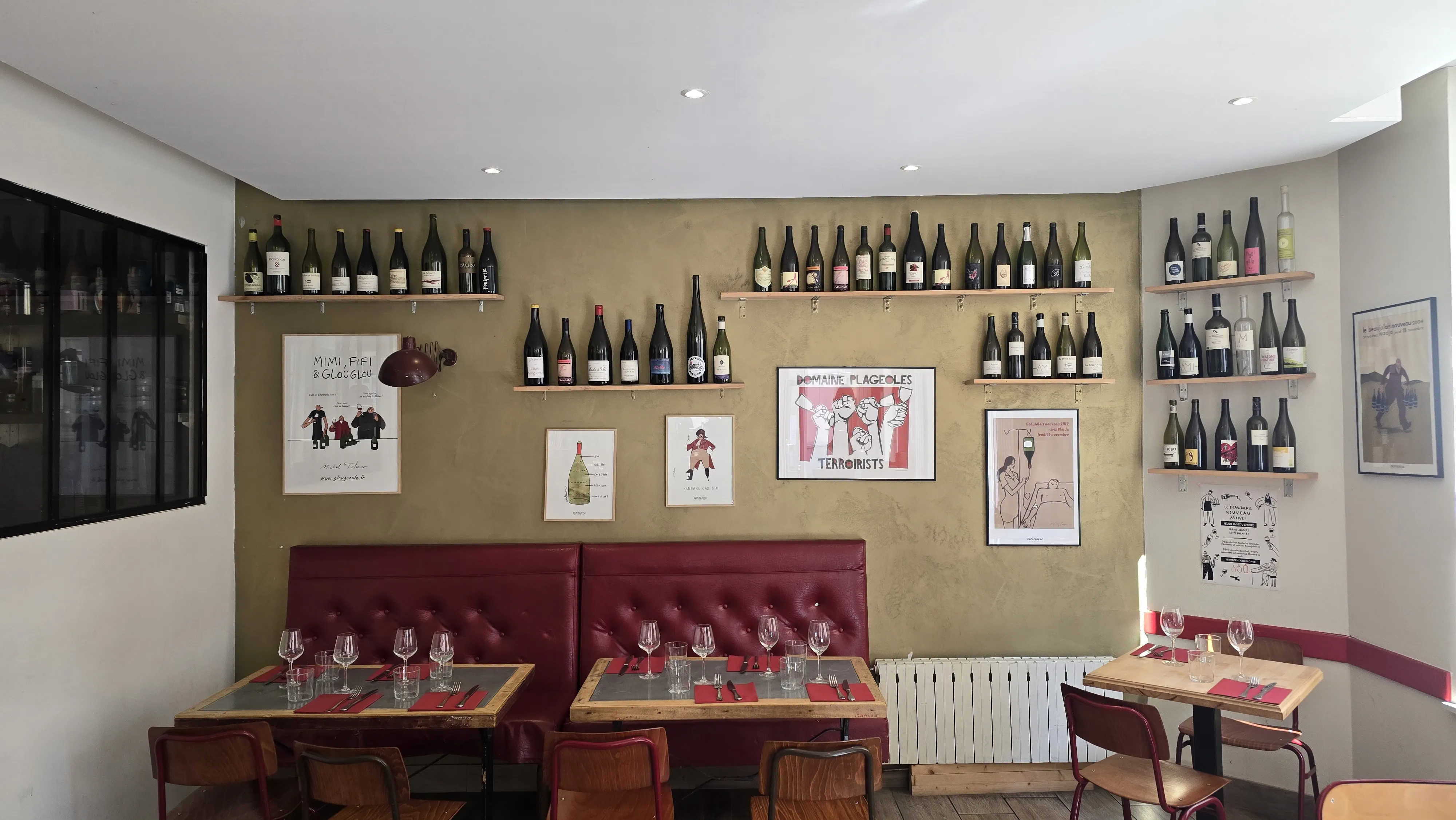 Salle du restaurant Terroirs à Nancy, ambiance de jour chaleureuse avec boiseries et cuisine bistronomique