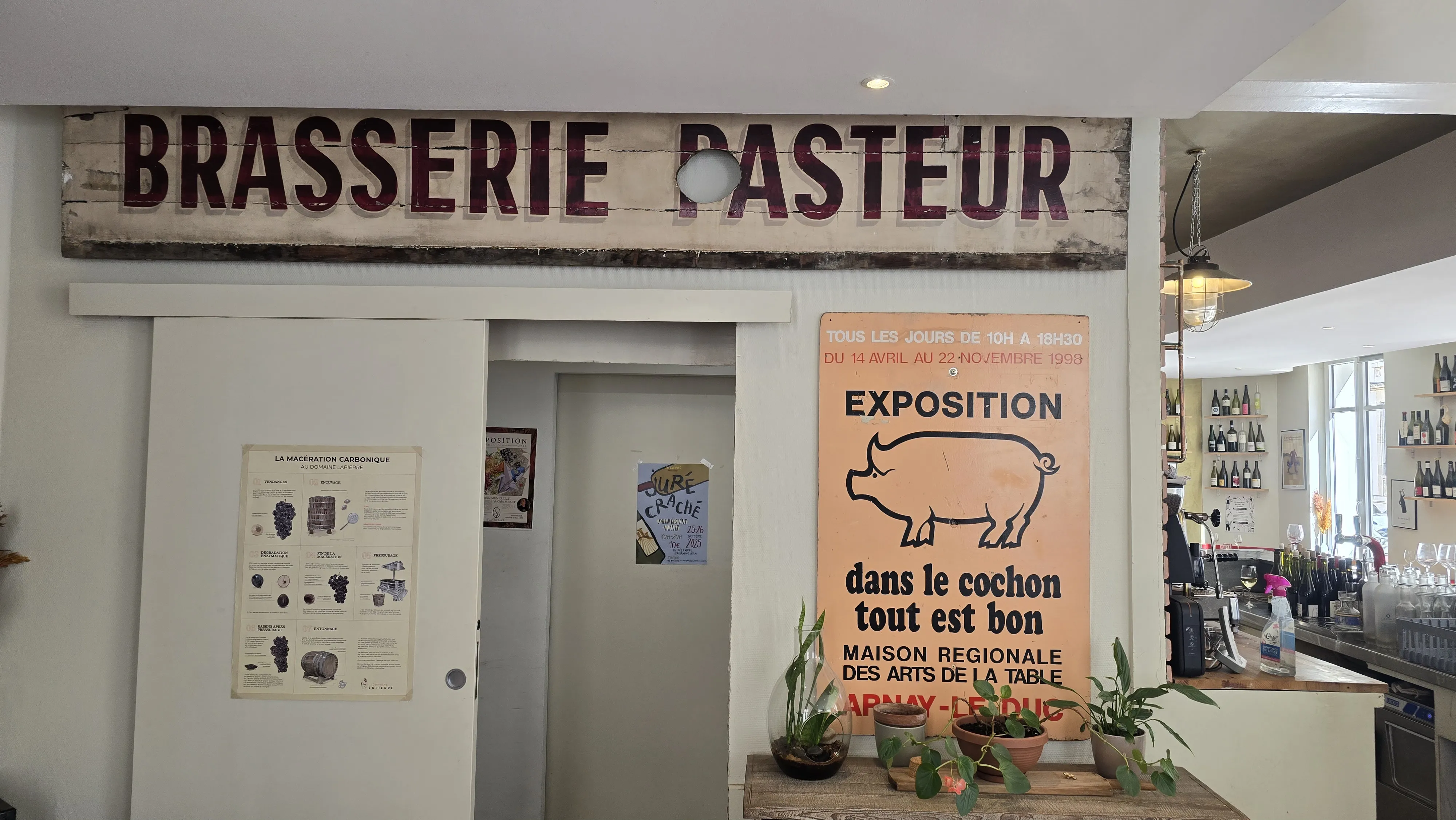 Table dressée au restaurant Terroirs à Nancy, verres à vin et assiettes prêtes pour le service