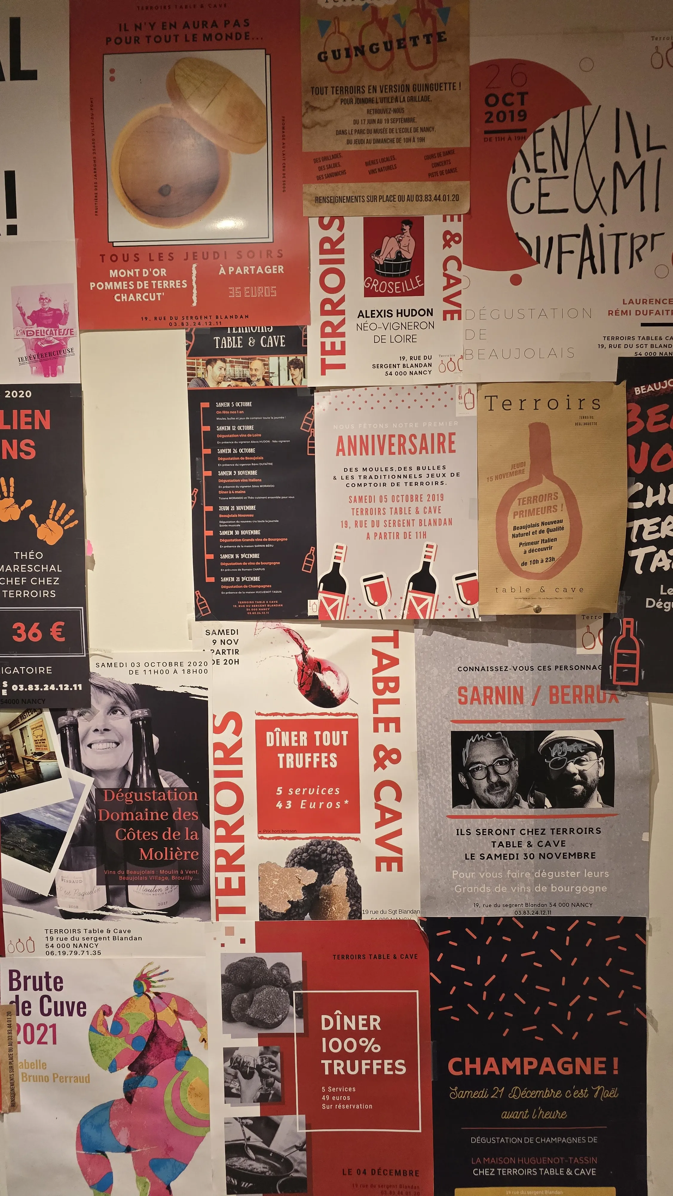 Soirée dégustation de vins naturels à Nancy, verres alignés sur le comptoir d'un bar à vins