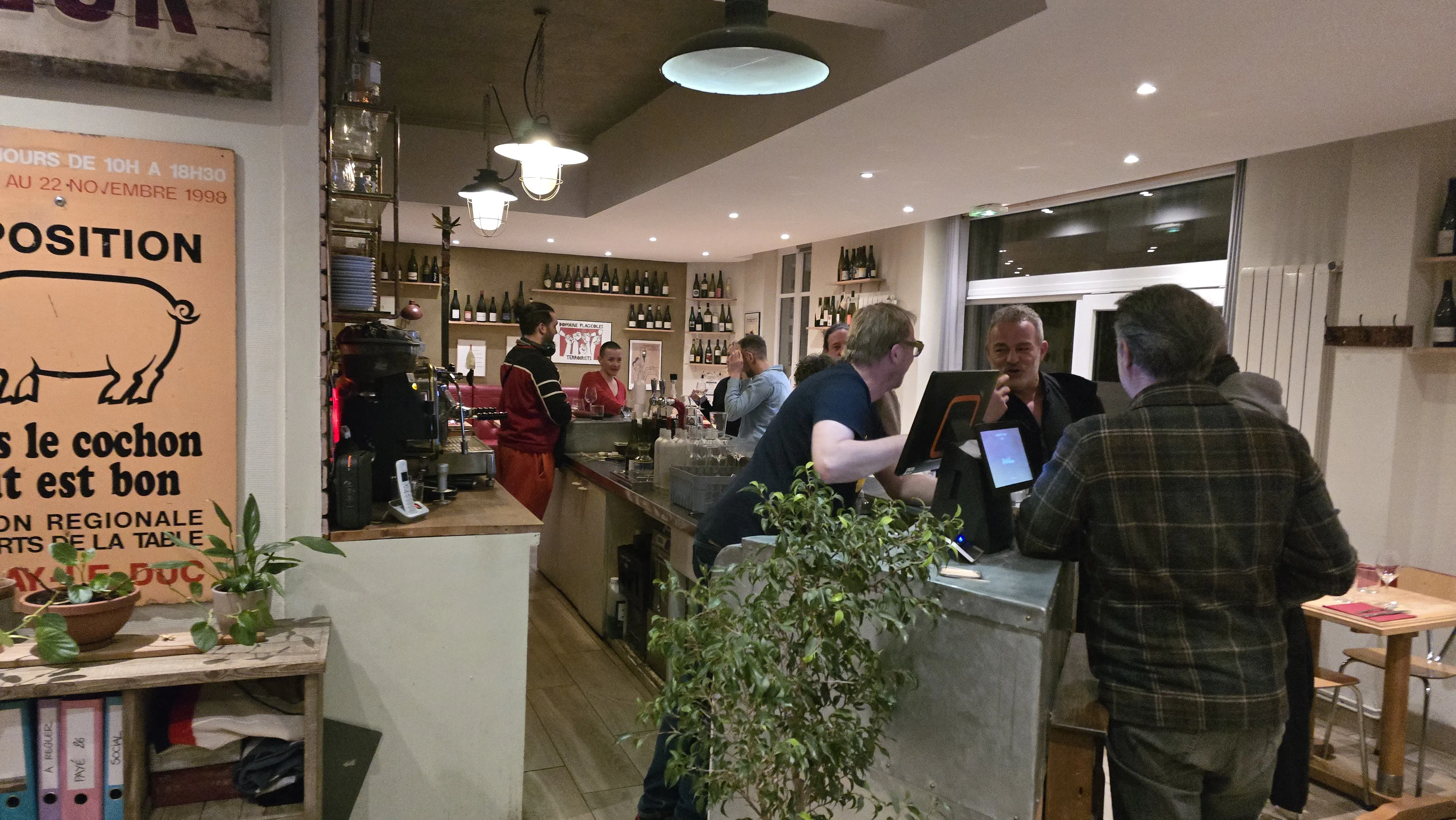 Espace de restaurant à Nancy préparé pour une privatisation, grande table et lumière tamisée