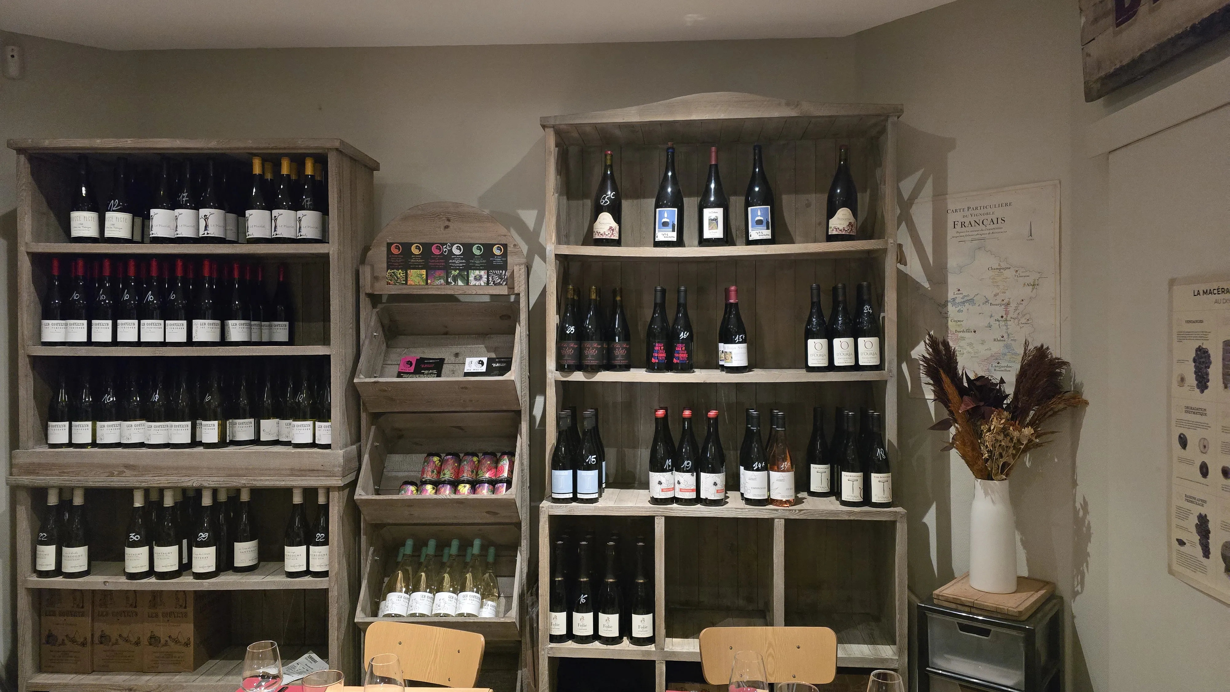 Salle de restaurant à Nancy baignée de lumière naturelle, vue sur le quartier Blandan