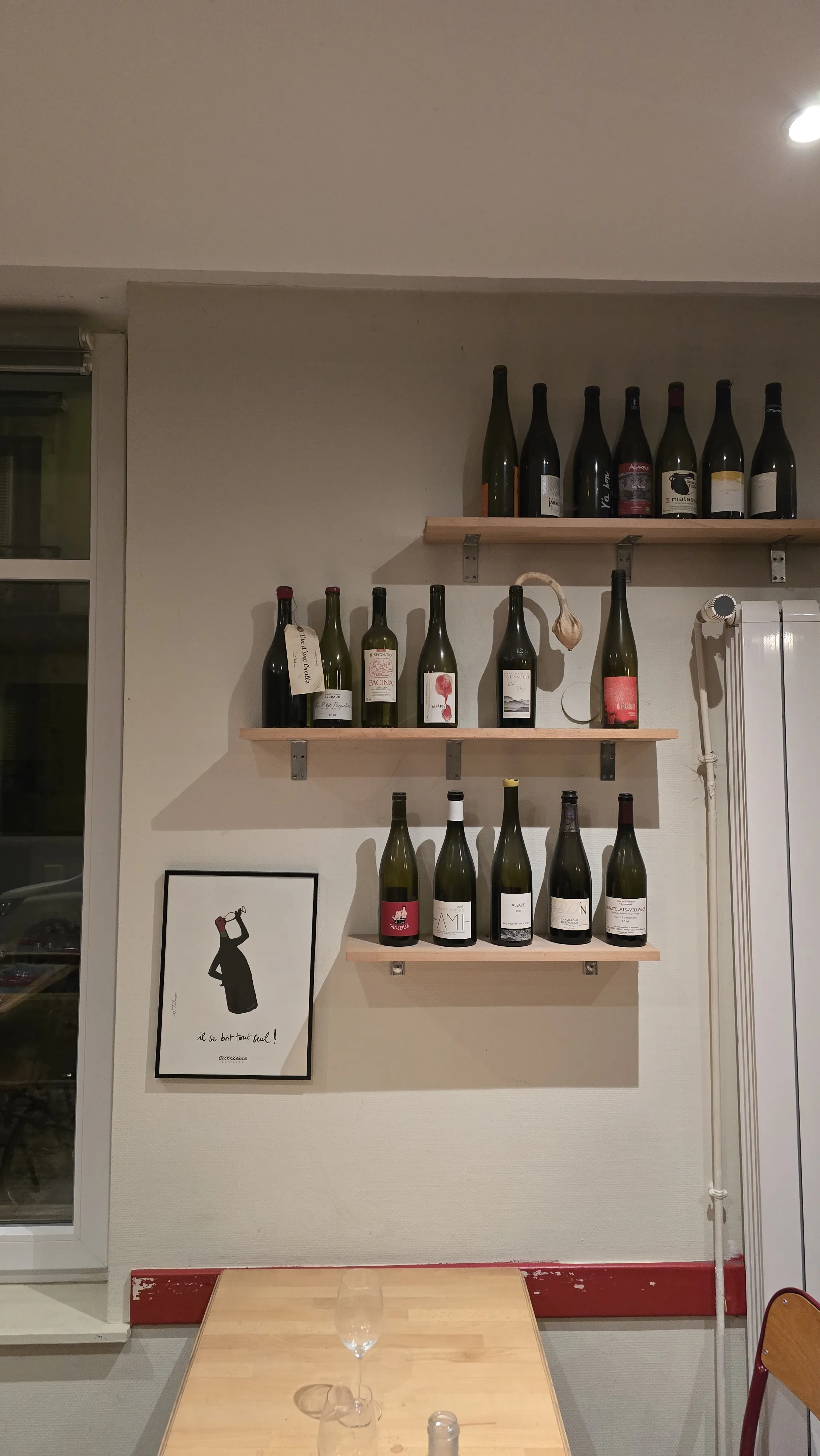 Table de restaurant dressée avec plusieurs assiettes de saison et verres à vin à Nancy